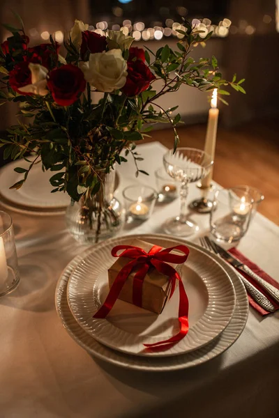 晚宴及庆祝活动 情人节当天 送礼盒 花瓶中的花朵及家中点着的蜡烛等节日餐桌的关门 — 图库照片
