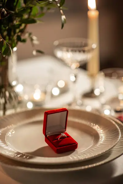 Helligdager Valentinsdag Forslagskonsept Nærbilde Forlovelsesring Rød Boks Servert Bord Hjemme – stockfoto