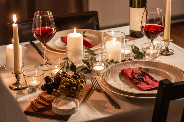 浪漫的日子和庆祝的理念 情人节当天 在家中为两个人合上节日餐桌 并配上红酒 零食和蜡烛 — 图库照片