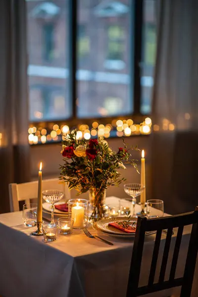 浪漫的日子和庆祝的理念 情人节当天 在家中为两人准备的节日餐桌关门 桌上插着鲜花和蜡烛 — 图库照片