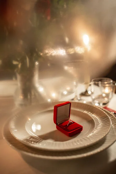 バレンタインデー 提案コンセプト 自宅でサーブテーブル上の赤いボックスでの婚約指輪のクローズアップ — ストック写真