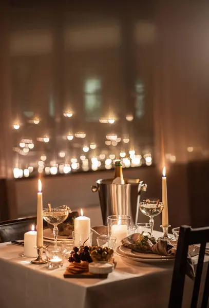 浪漫的日子和庆祝的理念 情人节当天 我们会在家里把盛满香槟酒的节日餐桌关上 在冰桶里放上香槟酒 点燃蜡烛 — 图库照片
