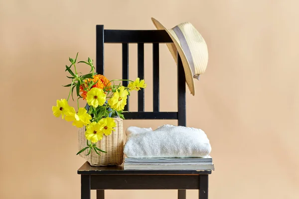 Home Decor Design Concept Flowers Basket Clothes Hat Magazines Vintage — Stockfoto