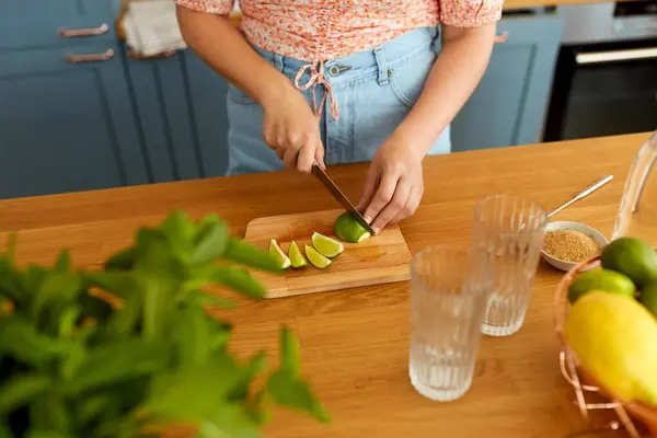Drinks People Concept Close Woman Cutting Lime Knife Making Cocktail — Stockfoto