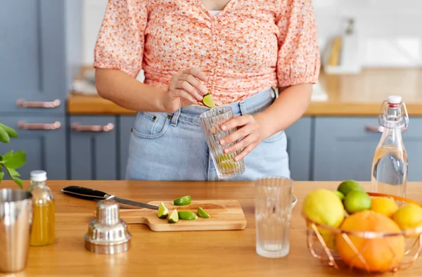 Drinks People Concept Close Woman Glass Making Lime Mojito Cocktail — Fotografia de Stock