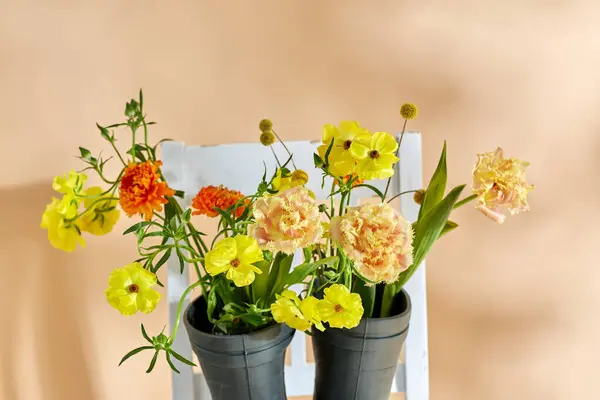 Kertészkedés Nemzetközi Női Nap Virágos Design Koncepció Virágok Gumicsizmában Vintage — Stock Fotó