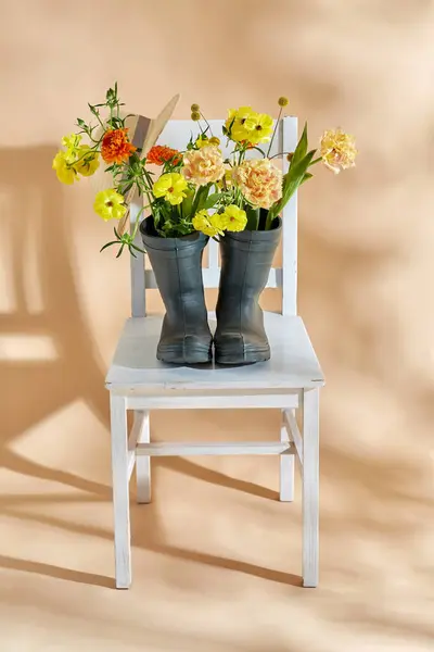 Kertészkedés Nemzetközi Női Nap Virágos Design Koncepció Virágok Gumicsizmában Szalmakalap — Stock Fotó