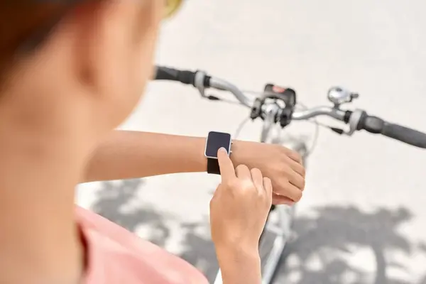 Mennesker Fritid Sport Tett Kvinnen Med Smart Klokke Som Sykler – stockfoto