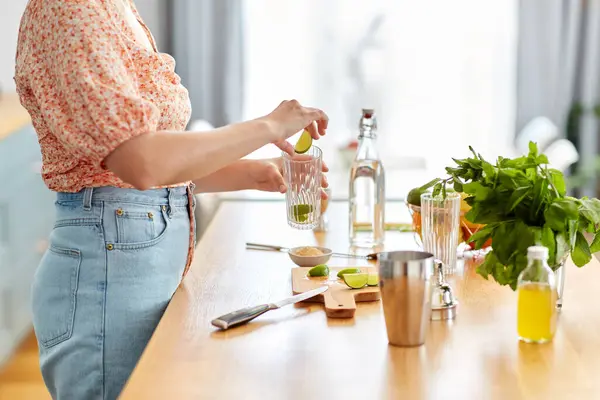 Drinks People Concept Close Woman Glass Making Lime Mojito Cocktail — Stockfoto