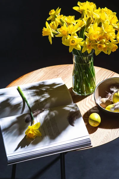 Interior Holidays Home Decor Concept Close Easter Eggs Bowl Daffodil — Stok fotoğraf
