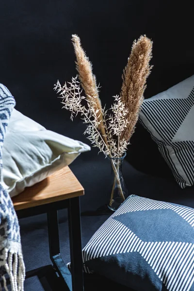 室内装潢和家居装潢概念 把枕头和毛毯放在长椅上 把干植物放在深色房间的花瓶地板上 — 图库照片