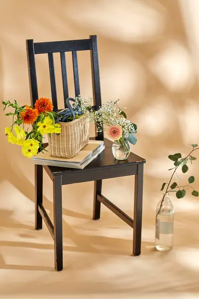 디자인 베이지 빈티지 의자에 바구니 유리병 잡지등에 꽃들의 로열티 프리 스톡 이미지