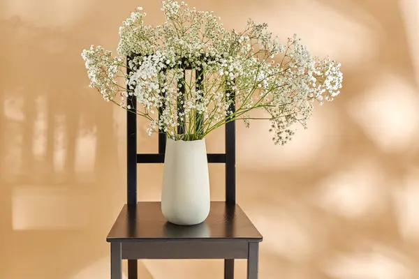 Wohnkultur Und Designkonzept Nahaufnahme Von Zigeunerblumen Vase Auf Vintage Stuhl Stockbild