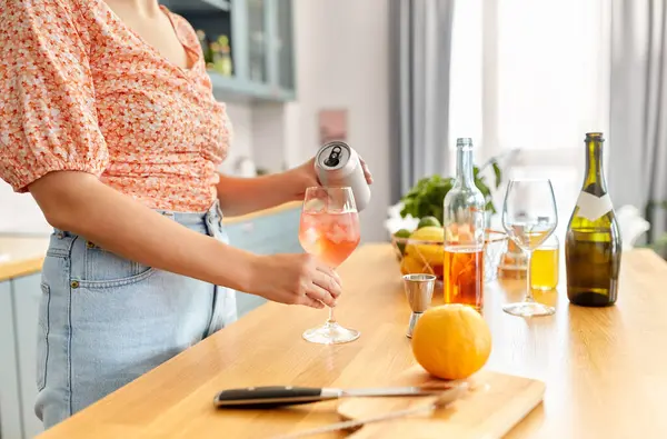 Drinks People Concept Close Woman Pouring Soda Tin Can Wine — Fotografia de Stock