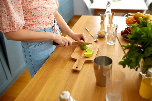 Drinks People Concept Close Woman Cutting Lime Knife Making Cocktail Images De Stock Libres De Droits