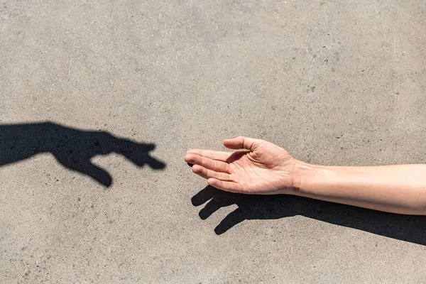 Geste Hilfe Und Menschenkonzept Nahaufnahme Menschlicher Hand Die Zum Schatten lizenzfreie Stockbilder