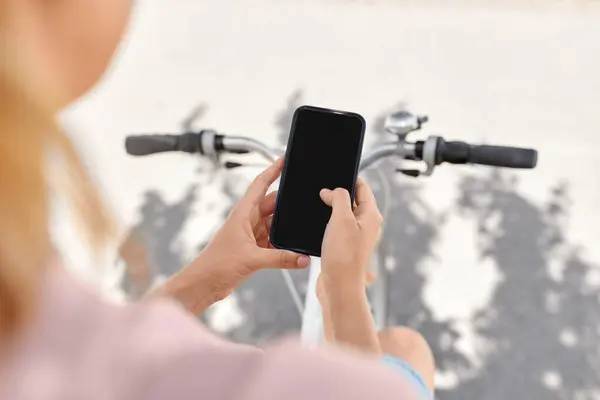Menschen Freizeit Und Lifestyle Nahaufnahme Einer Frau Mit Smartphone Rucksack lizenzfreie Stockbilder