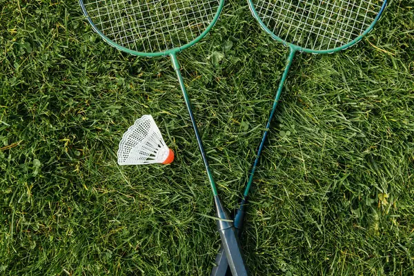 Boş Oyunlar Spor Aletleri Konsepti Badminton Raketleri Çim Üzerinde Mekik Stok Fotoğraf