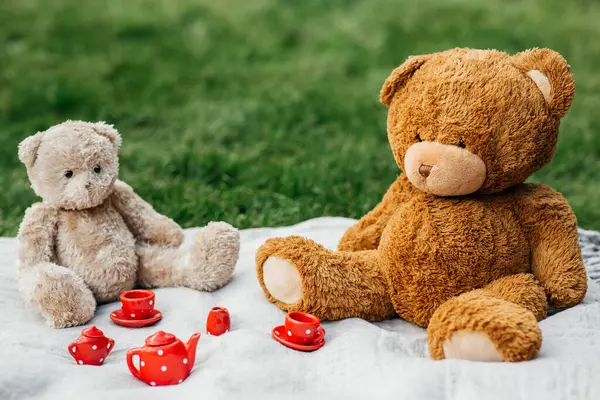 Kindheits Und Spielkonzept Nahaufnahme Von Teddybären Und Spielzeuggeschirr Auf Decke Stockbild