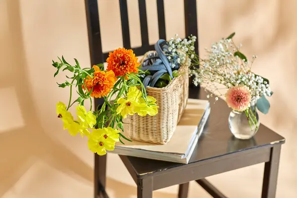 Home Decor Design Concept Close Flowers Basket Magazines Vintage Chair Royalty Free Φωτογραφίες Αρχείου