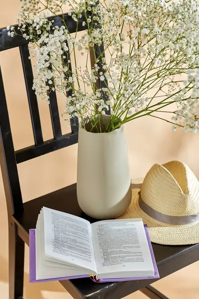 Dekorasyonu Tasarım Konsepti Vazo Kitap Hasır Şapka Içinde Jigolo Çiçeklerinin Stok Fotoğraf
