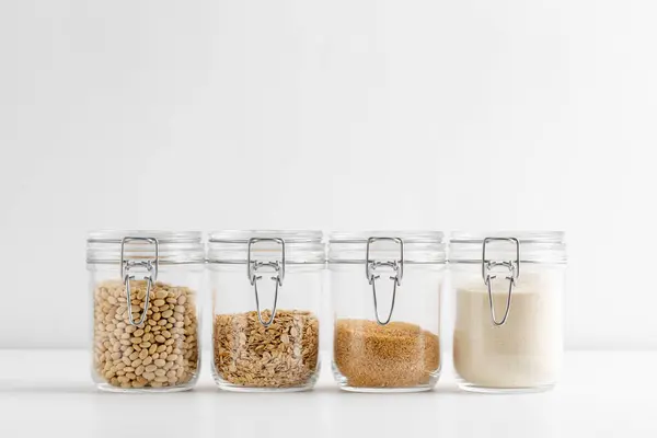 食物贮存 烹调及贮存概念 有燕麦片 半燕麦 奶油及白豆的罐头 图库图片