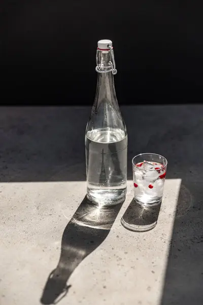 Concepto Objetos Bebidas Botella Agua Vidrio Con Hielo Arándanos Suelo Fotos De Stock