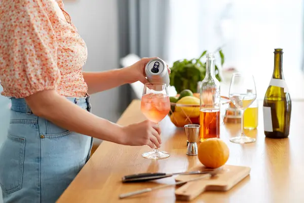 Drinks People Concept Close Woman Pouring Soda Tin Can Wine — Stock Photo, Image