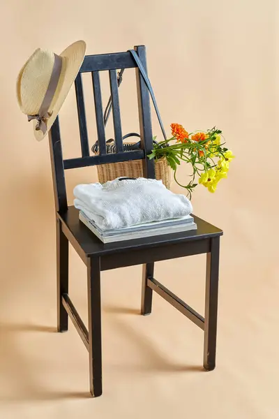 디자인 바구니 베이지색 배경에 빈티지 의자에 잡지에 스톡 사진