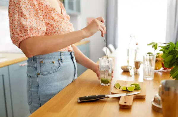 Culinair Drankjes Mensen Concept Close Van Vrouw Met Glas Lepel Stockfoto