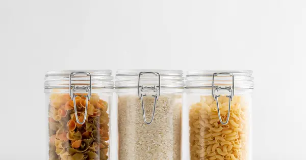 Yiyecek Depolama Yeme Pişirme Konsepti Beyaz Zemin Üzerinde Pirinç Makarna Stok Resim