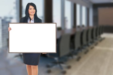 Kendine güvenen iş kadını çarpıcı ofiste çeşitli gruplara önderlik ediyor. İşbirliği ve iletişim.