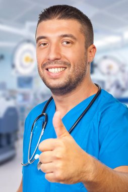 Başarılı doktor beyaz arka planda izole edilmiş bir şekilde onay veriyor.