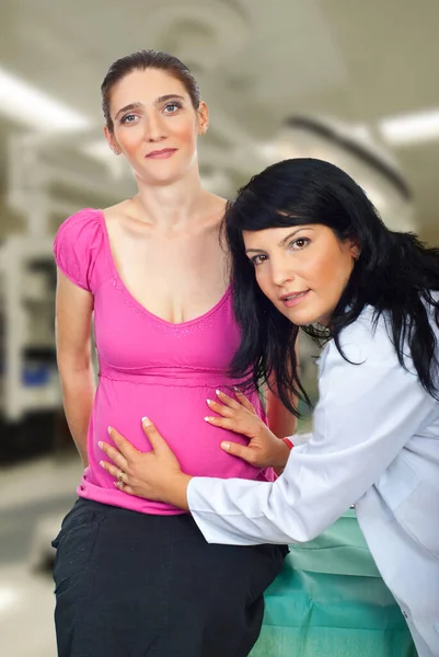 Kobieta Ciąży Badanie Lekarskie Zarówno Lekarz Pacjent Patrząc Izolat Aparatu — Zdjęcie stockowe