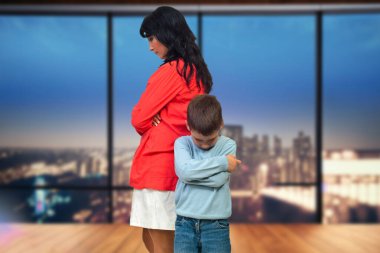 Genç bir esmer kadın çocuğuna olan hayal kırıklığını ya da üzüntüsünü ifade eder, ebeveynlik sorunlarını duygusal derinlikle betimler.