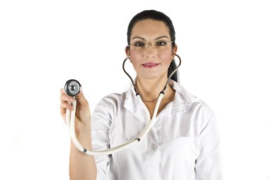 Steteskoplu doktor beyaz arka planda danışmaya hazır.