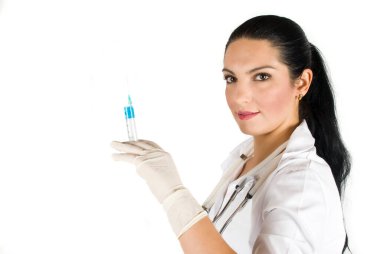 Şırıngalı ve tıbbi eldivenli genç doktor.