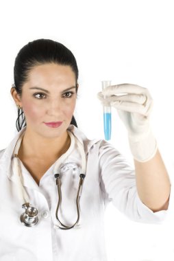 Laboratuvardaki doktor beyaz arka planda izole edilmiş.