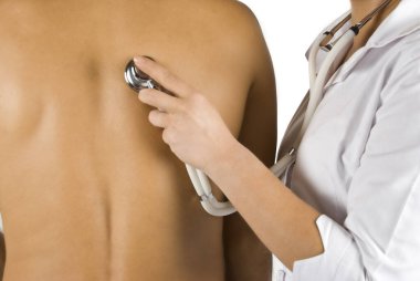 Doktor steteskoplu bir erkek hastayı muayene etti.