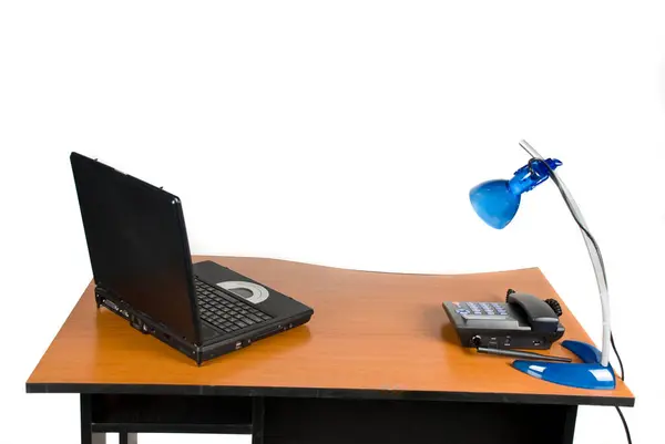 Leeres Büro Laptop Schreibtisch Mit Lampe lizenzfreie Stockbilder