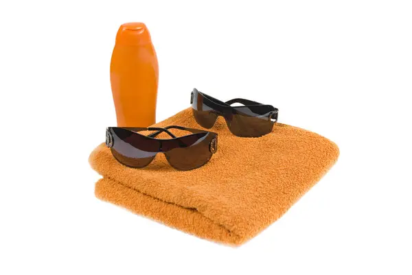 Sonnenbrille Handtuch Und Sonnenschutzcreme Auf Weißem Hintergrund Stockbild