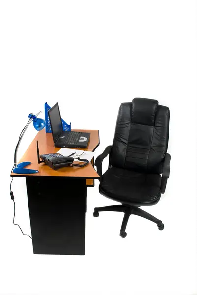 Schreibtisch Mit Laptop Und Telefon Isoliert Auf Weißem Hintergrund lizenzfreie Stockbilder