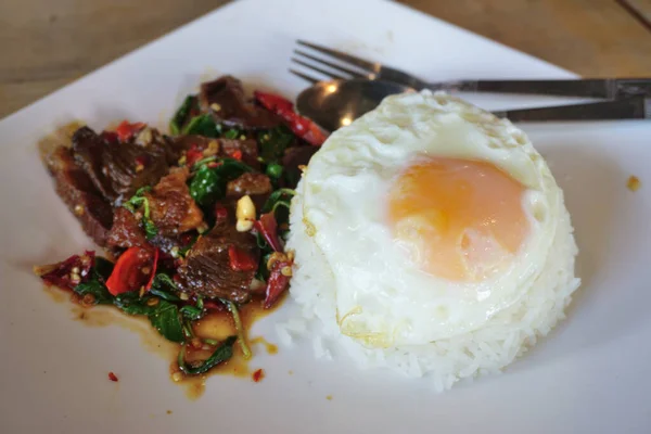 Gebratenes Fleisch Und Basilikum Mit Auf Reis Gebratenem Thailändisches Essen — Stockfoto