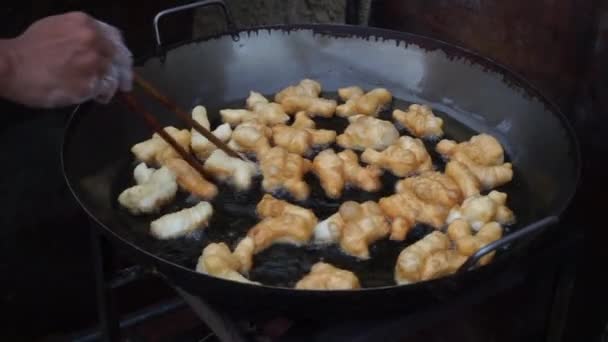 油で揚げた生地スティック 中国のデザート — ストック動画