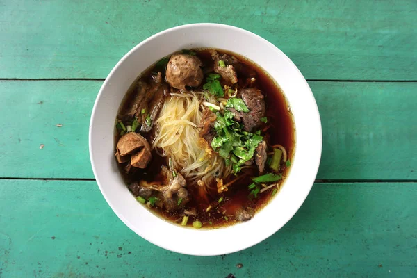 Nudlar Med Stuvat Fläsk Soppa Grönt Bord Bakgrund — Stockfoto