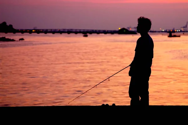 Silhueta Homem Pescando Porto Com Céu Por Sol Fundo Mar — Fotografia de Stock
