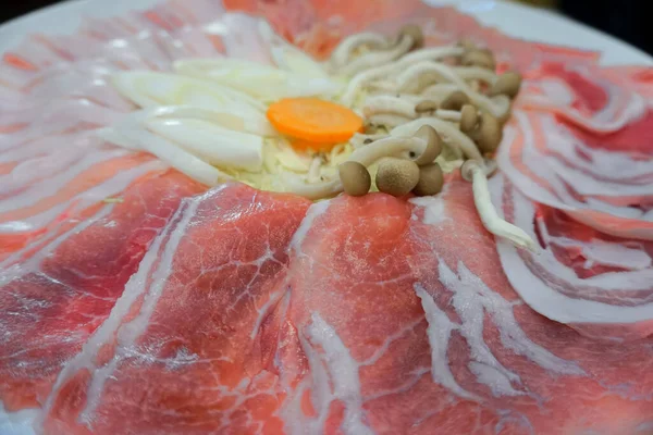 鍋で沸騰させるための生の豚肉とキノコ — ストック写真
