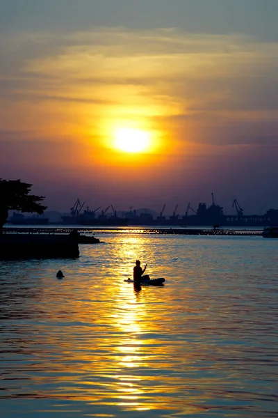 Silhouette Dell Uomo Piccola Barca Con Cielo Tramonto Mare — Foto Stock