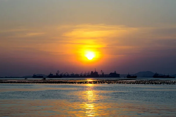 Céu Pôr Sol Mar Com Silhueta Fundo Ilha Navio Carga — Fotografia de Stock