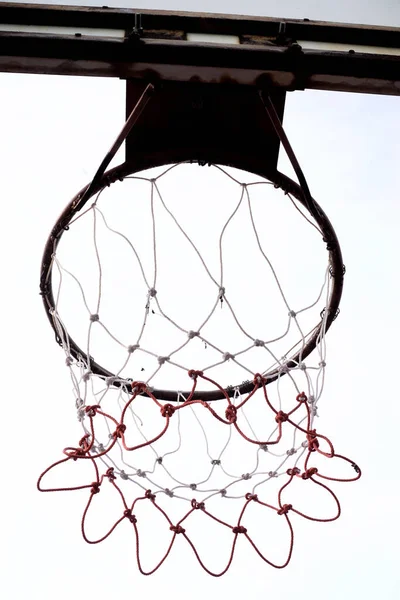 Basketbal Obruč Zblízka Záběr Bílou Oblohou Pozadí — Stock fotografie